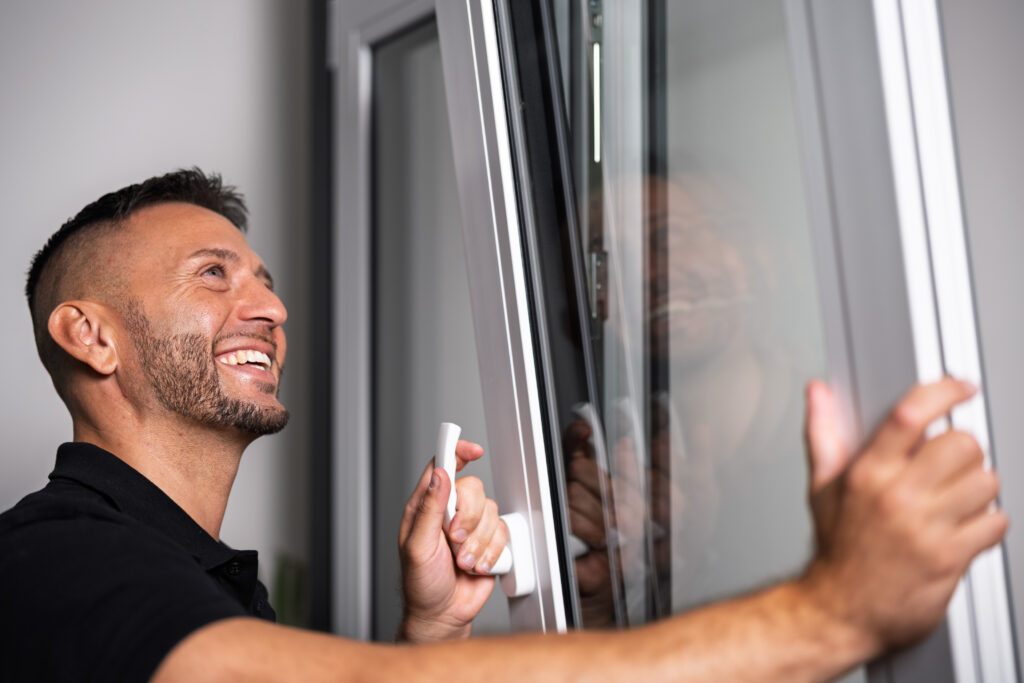 Roeli-Monteur prüft ein neu eingebautes Fenster in Ogersheim